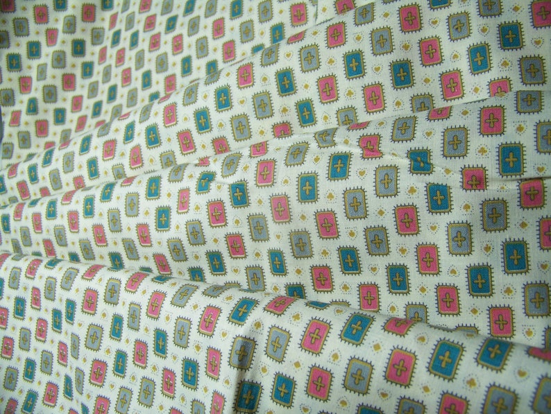 Vintage Early 1940/'s Cotton Fabric MEDALLION CROSSES Quilting Sewing Decorating Aprons Doll Clothes Curtains Totes Inv10
