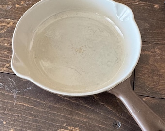 Sartén vintage Le Creuset de hierro fundido, esmalte marrón llama de los años 70, fabricada en Francia.