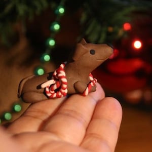 Miniatur Dackel/Dackel Dackel mit weihnachtlichem oder rotem und weißem Garn - Handgemacht