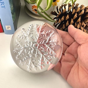 Beautiful Clear Glass Snowflake Paperweight