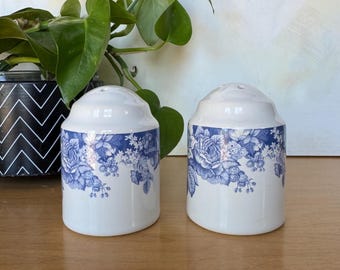 Salero y pimentero vintage de color rosa índigo, fabricados en Portugal.