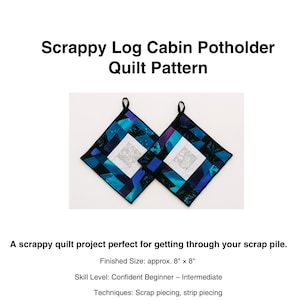 Op de afbeelding: Een quiltpatroon voor een Scrappy Log Cabin Potholder. De afbeelding toont twee afgewerkte pannenlappen met een blauw, blauwgroen en zwart kleurenschema. De afmeting is ongeveer 20 cm x 20 cm. Het patroon is voor zelfverzekerde beginners en gevorderde quilters.