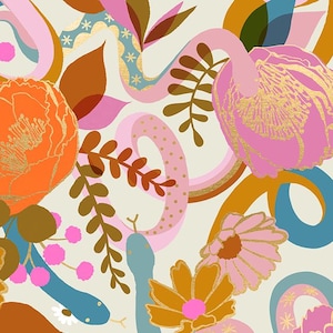 Może przedstawiać: Żywy, fantazyjny wzór z wystylizowanymi kwiatami, wężami i abstrakcyjnymi kształtami w palecie pomarańczy, różu, błękitu i złota na kremowym tle. Projekt zawiera motywy kwiatowe i wężowe.