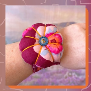 Muñequera Flor Cojín // Flores granate // Hecho a mano // Grande