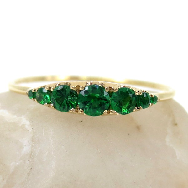Seven-Stones Graduated Tsavorite Ring in 18K Yellow Gold - 0.27cts