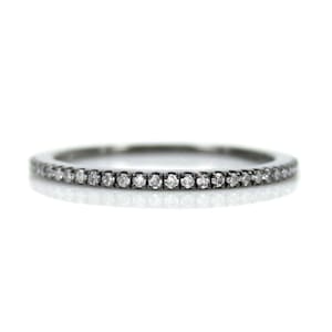 Micro Pave Diamant Ewigkeit 18K Schwarzgold Band - Stapelbar - Verlobung - Vintage inspiriert