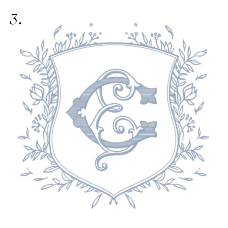 Pode incluir: Um monograma azul claro com a letra "C" em uma fonte de letra decorativa, cercado por uma coroa de folhas e flores estilizadas.