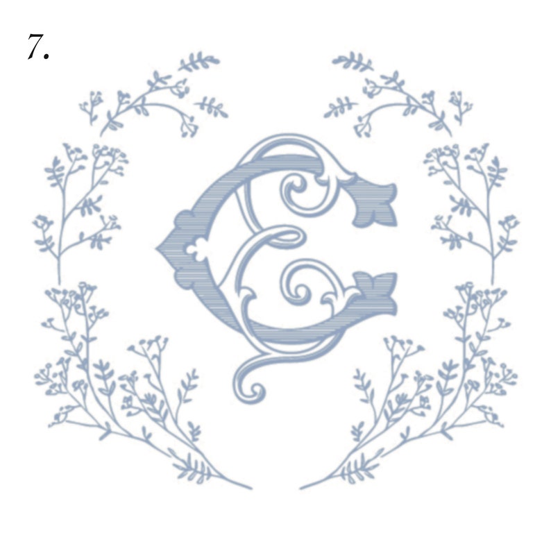 Pode incluir: Um monograma azul com as letras "C" e "E" entrela&ccedil;adas, rodeado por uma coroa de delicados ramos florais azuis.