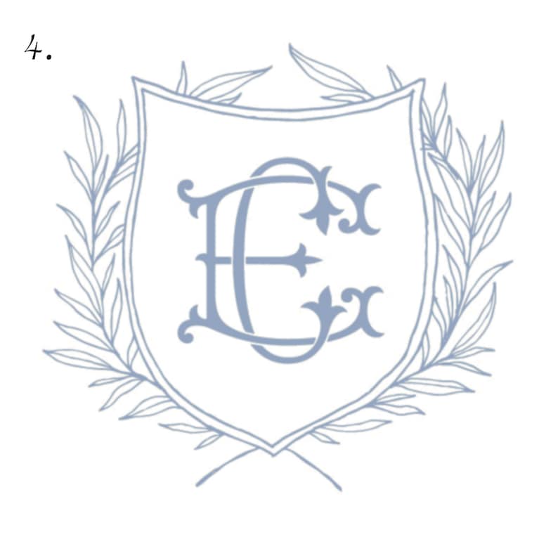 Pode incluir: Um monograma azul e branco com as letras "E" e "C" entrela&ccedil;adas, rodeado por uma coroa de folhas. O monograma est&aacute; dentro de uma forma de escudo.
