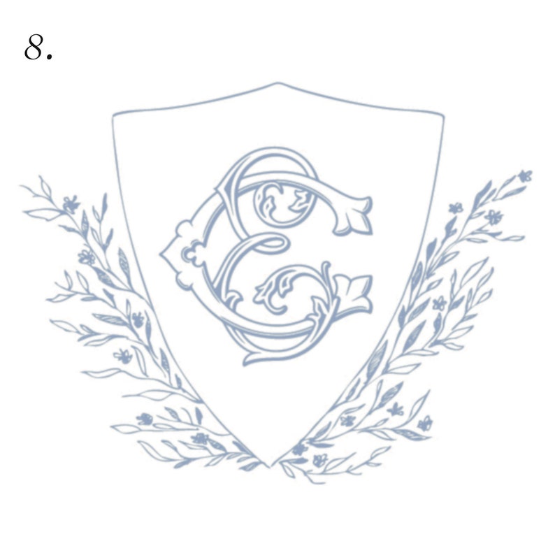 Pode incluir: Um design de monograma azul e branco com uma letra "C" estilizada dentro de uma forma de escudo com acentos florais.