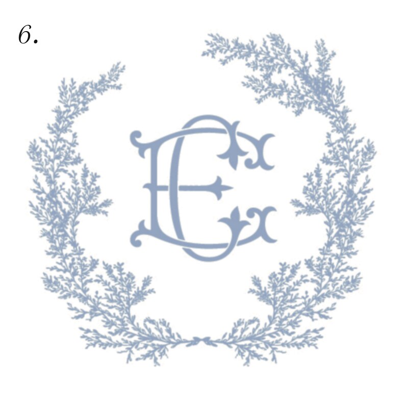 Pode incluir: Um monograma azul com a letra "E" cercada por uma coroa de ramos frondosos azuis.
