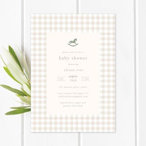 Op de afbeelding: Een beige en witte gingham baby shower uitnodiging met een schommelpaard silhouet. De uitnodiging luidt: "U bent van harte welkom voor een baby shower ter ere van Alyson Eves op 16 augustus van 13:00 tot 15:00 uur 451 Monroe Place, Plano RSVP aan Gracie v&oacute;&oacute;r 1 augustus emilymetheny@gmail.com Geregistreerd bij Target en Pottery Barn Kids"
