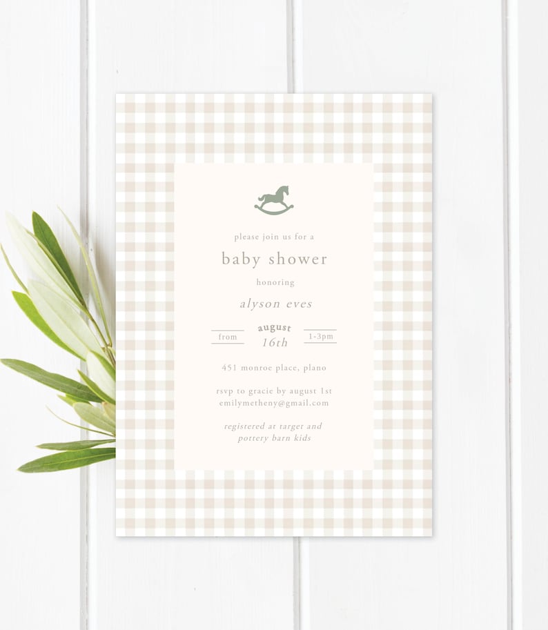 Op de afbeelding: Een beige en witte gingham baby shower uitnodiging met een schommelpaard silhouet. De uitnodiging luidt: "U bent van harte welkom voor een baby shower ter ere van Alyson Eves op 16 augustus van 13:00 tot 15:00 uur 451 Monroe Place, Plano RSVP aan Gracie v&oacute;&oacute;r 1 augustus emilymetheny@gmail.com Geregistreerd bij Target en Pottery Barn Kids"