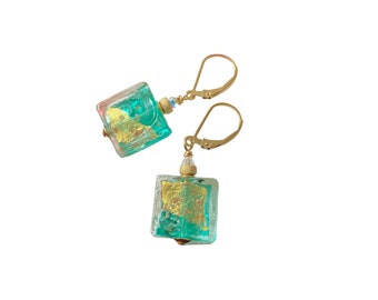 Boucles d'oreilles carrées en verre de Murano authentique Aqua, crochets arrière à levier remplis d'or
