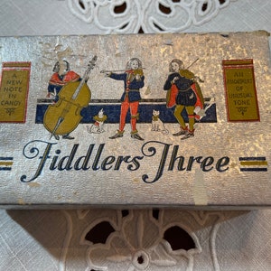 Caixa de três doces vintage Fiddlers, folha de prata, Boulevard Candy Co. Chicago, Illinois. Uma libra. Músicos da década de 1920