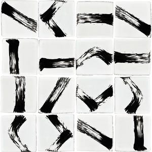 Può includere: Un set di sedici piastrelle quadrate bianche, ciascuna con un esclusivo design astratto a pennellate nere. I tratti variano per forma e direzione, creando un'esposizione dinamica e artistica. Le piastrelle sono disposte a griglia.