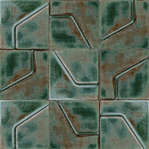 Puede incluir: Un conjunto de nueve azulejos de cerámica verde con un diseño geométrico. Los azulejos tienen una superficie texturizada y un sutil glaseado marrón.