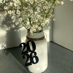 Decoraciones de graduación, Centro de mesa para fiesta de graduación de 2026, Etiquetas de la clase de 2026 imagen 1