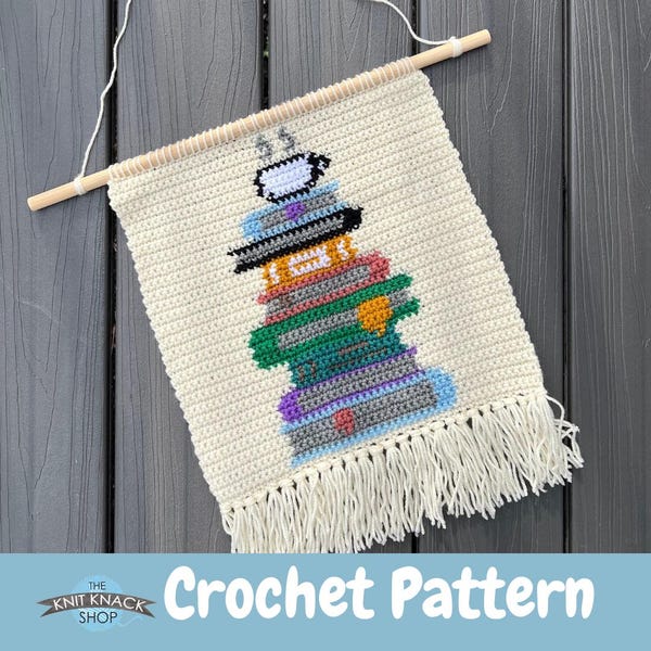 Peut inclure: Un modèle de crochet pour une pile de livres avec un mouton au sommet. Le motif est sur un fond blanc avec une bordure en franges. Le texte "Crochet Pattern" est en bas de l'image.