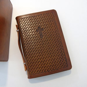 Bible Case, Cover Bibbia in pelle con cerniera e manico superiore, Personalizzata con iniziali, disponibile in 6 disegni,