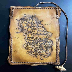 Tabaktasche aus Leder mit Pyrografie - Karten