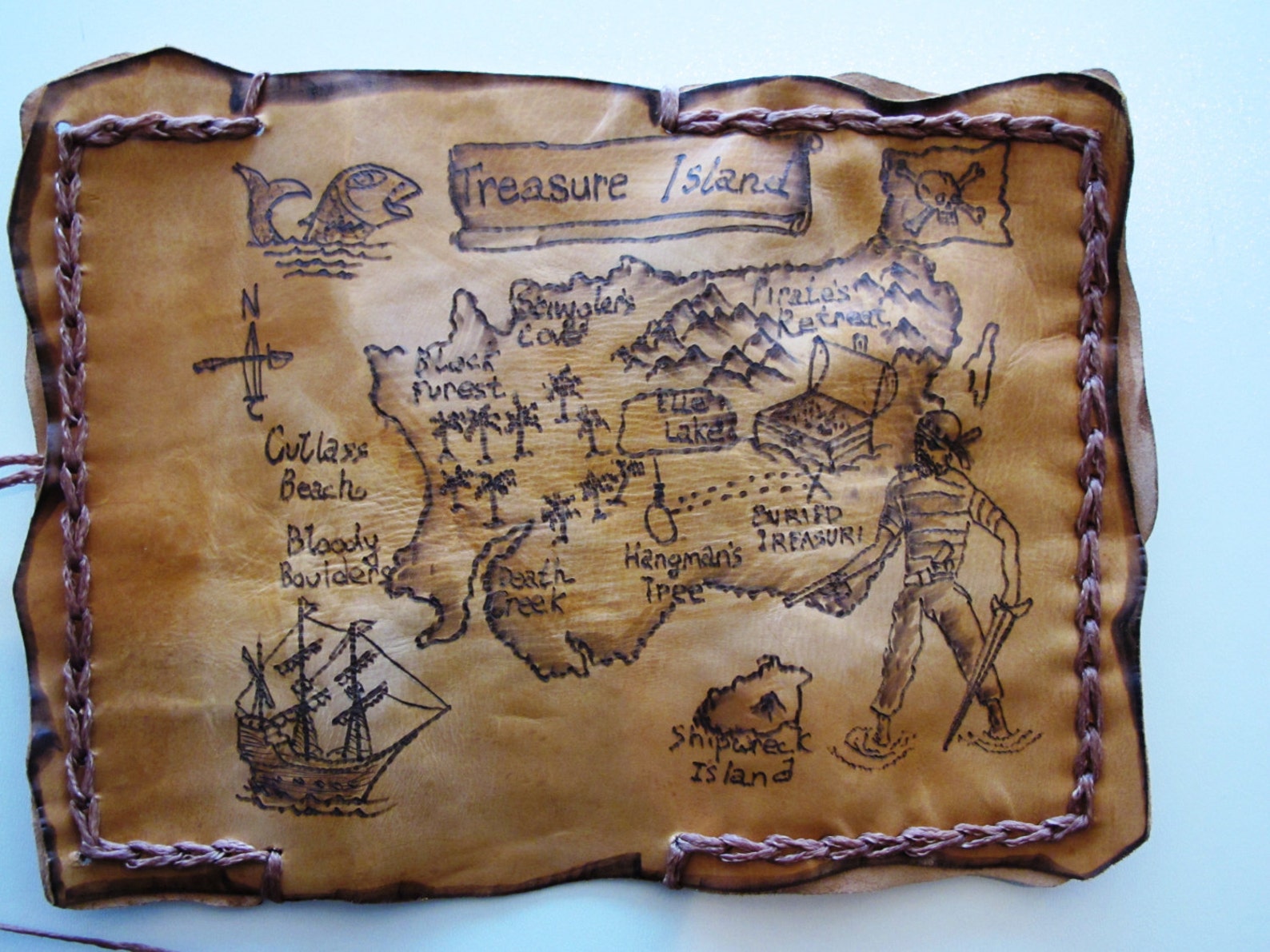Кожевенное на карте. Карта пиратов. Пиратская карта на коже. Карта из кожи. Старинная карта из кожи.