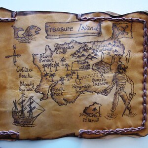 Handgefertigte exklusive Leder Tabaktasche mit Pyrografie einer Piratenkarte.