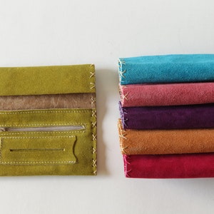 Handgemachte Tabaktasche aus Leder in sechs Farben erhältlich.
