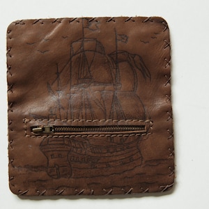 Handgemachte Tabaktasche aus Leder in dunkelbraun.