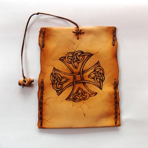Handgemachte exklusive Tabaktasche aus Leder. Kreuz Pyrografie Druck