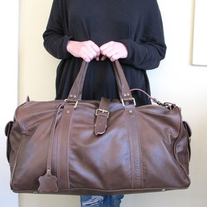 Sac de sport en cuir marron. Unisexe.