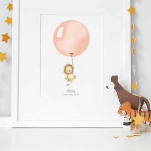 Peut inclure: Une impression encadr&eacute;e blanche avec un ballon rose et un lion tenant la ficelle. Le lion tient un ballon rose. Le texte "Rory 14th June 2017" est imprim&eacute; sous l'image.