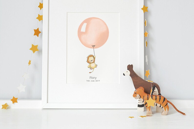 Peut inclure: Une impression encadr&eacute;e blanche avec un ballon rose et un lion tenant la ficelle. Le lion tient un ballon rose. Le texte "Rory 14th June 2017" est imprim&eacute; sous l'image.