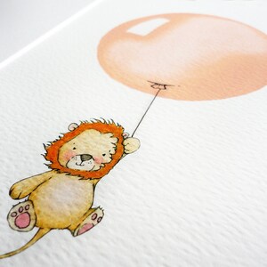 Peut inclure: Une illustration aquarelle d'un adorable lionceau tenant un ballon de couleur p&ecirc;che. Le lion est brun avec une crini&egrave;re orange clair et des pattes roses. Le ballon est attach&eacute; &agrave; la patte du lion par une fine ficelle noire.