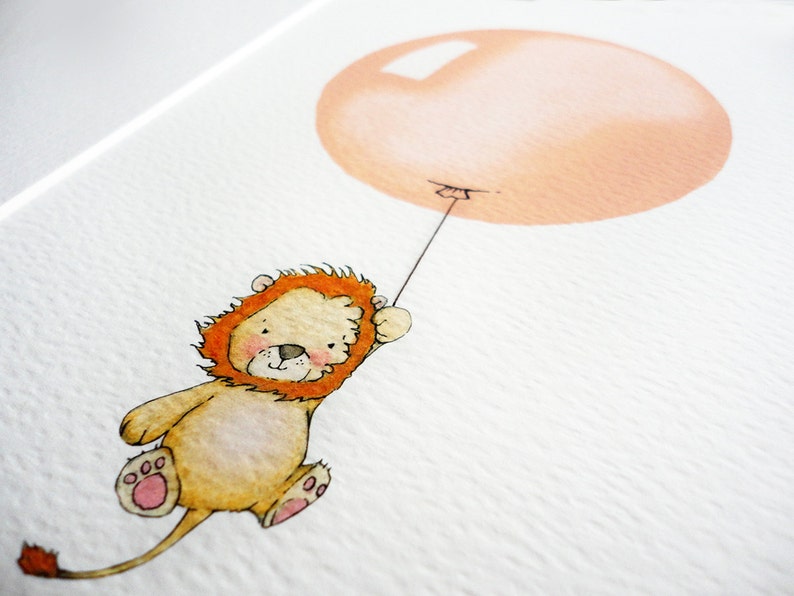 Peut inclure: Une illustration aquarelle d'un adorable lionceau tenant un ballon de couleur p&ecirc;che. Le lion est brun avec une crini&egrave;re orange clair et des pattes roses. Le ballon est attach&eacute; &agrave; la patte du lion par une fine ficelle noire.