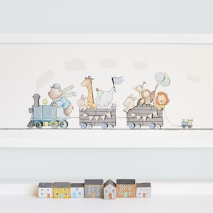 Puede incluir: Una ilustración enmarcada de un tren con animales que viajan en los vagones. El tren es azul y gris con un vagón de cola de madera marrón. Los animales incluyen un oso, una jirafa, un elefante, un conejo y un león. El tren está sobre un fondo blanco.