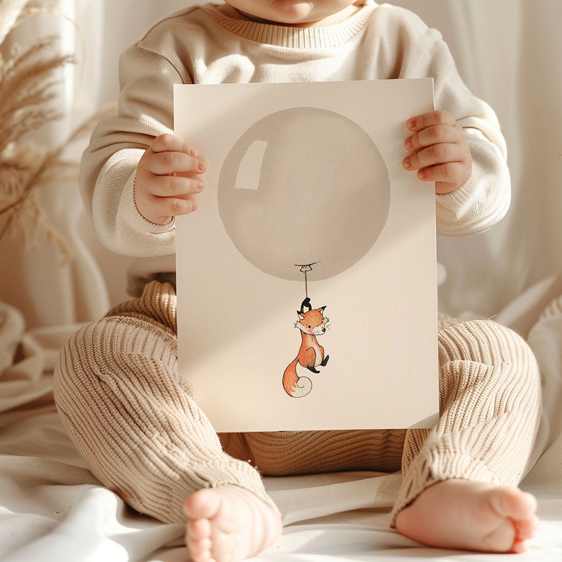 Peut inclure: Un enfant tient une carte blanche avec un dessin d'un renard tenant une ficelle attach&eacute;e &agrave; un grand ballon brun clair.