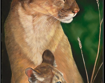 Puede incluir: Una pintura de una madre puma y su cachorro. La madre está mirando hacia la derecha, mientras que el cachorro está mirando hacia la izquierda. La madre es marrón con manchas negras, y el cachorro es de un marrón más claro con manchas negras. El fondo es de un verde oscuro.