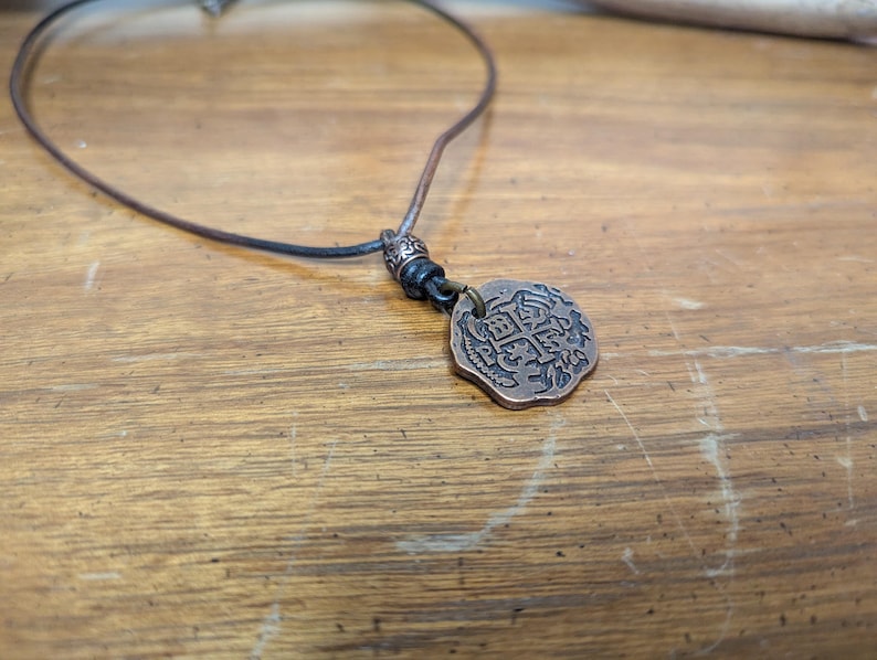 Collar con colgante de réplica de doblón español con moneda pirata, tesoro caribeño de Atocha, oro, cobre, latón y plata, piezas de botín de ocho Cobre