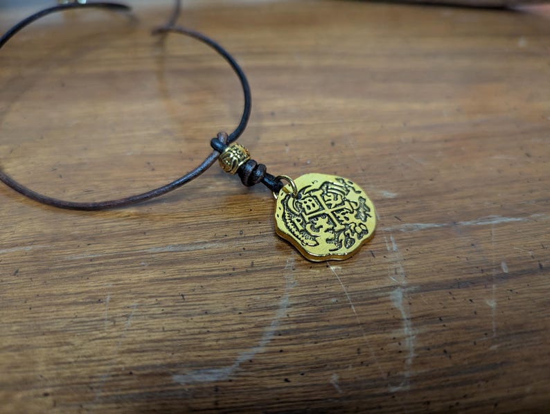 Collar con colgante de réplica de doblón español con moneda pirata, tesoro caribeño de Atocha, oro, cobre, latón y plata, piezas de botín de ocho Shiny Gold