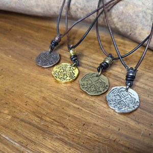 Collar con colgante de réplica de doblón español con moneda pirata, tesoro caribeño de Atocha, oro, cobre, latón y plata, piezas de botín de ocho imagen 2