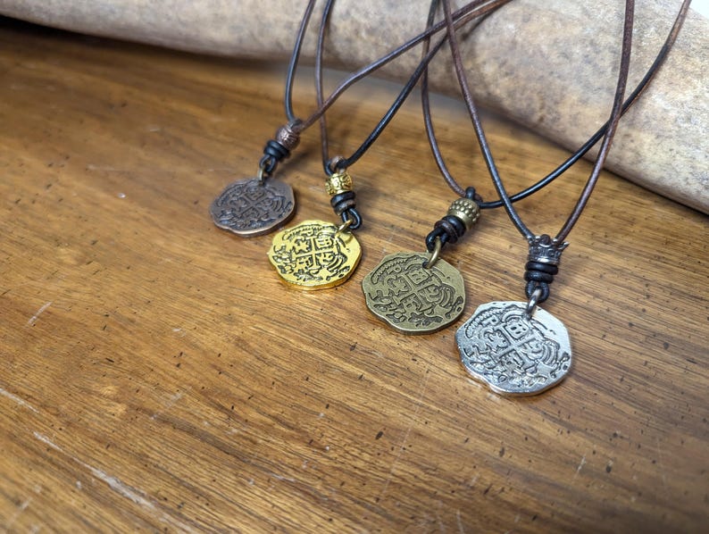 Collar con colgante de réplica de doblón español con moneda pirata, tesoro caribeño de Atocha, oro, cobre, latón y plata, piezas de botín de ocho imagen 2