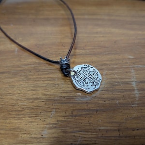 Collar con colgante de réplica de doblón español con moneda pirata, tesoro caribeño de Atocha, oro, cobre, latón y plata, piezas de botín de ocho Shiny Silver