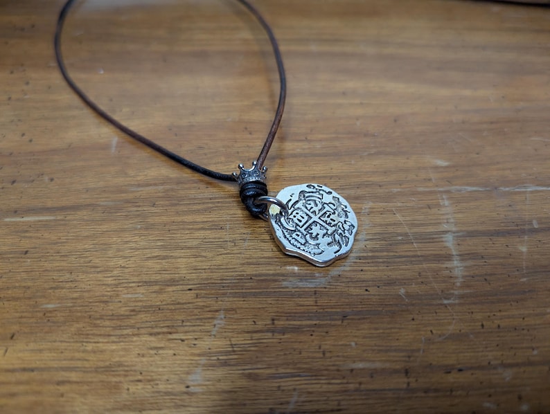 Collar con colgante de réplica de doblón español con moneda pirata, tesoro caribeño de Atocha, oro, cobre, latón y plata, piezas de botín de ocho Shiny Silver