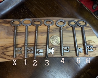 Una gran llave maestra de hierro y acero vintage rústica antigua del Reino Unido, regalo de decoración, recreación histórica gótica, victoriana, steampunk, medieval, industrial.