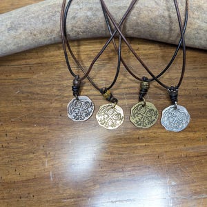 Collar con colgante de réplica de doblón español con moneda pirata, tesoro caribeño de Atocha, oro, cobre, latón y plata, piezas de botín de ocho imagen 3