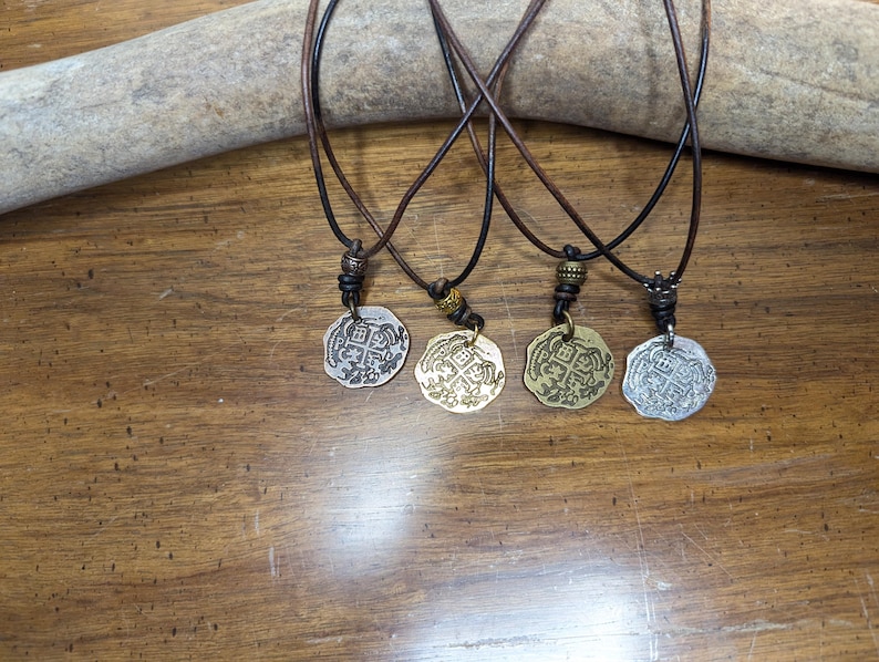 Collar con colgante de réplica de doblón español con moneda pirata, tesoro caribeño de Atocha, oro, cobre, latón y plata, piezas de botín de ocho imagen 3