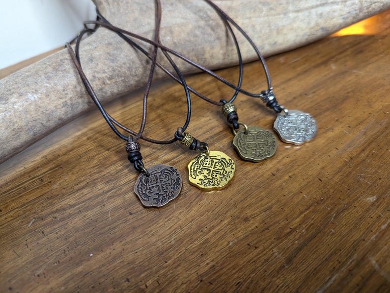 Collar con colgante de réplica de doblón español con moneda pirata, tesoro caribeño de Atocha, oro, cobre, latón y plata, piezas de botín de ocho imagen 1