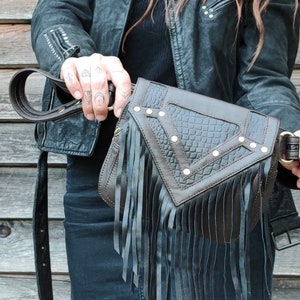 Cinturón satchel de cuero negro y burdeos, bolso de hombro con flecos, clutch hippie femenino, riñonera de festival, rock chic, alternativa