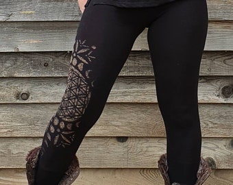 Schwarze Damen-Leggings, Blume des Lebens und Mondzyklus mit gebleichter Schablone. Zeichnen heiliger Symbole, mystische Geister, Psytrance-Festival